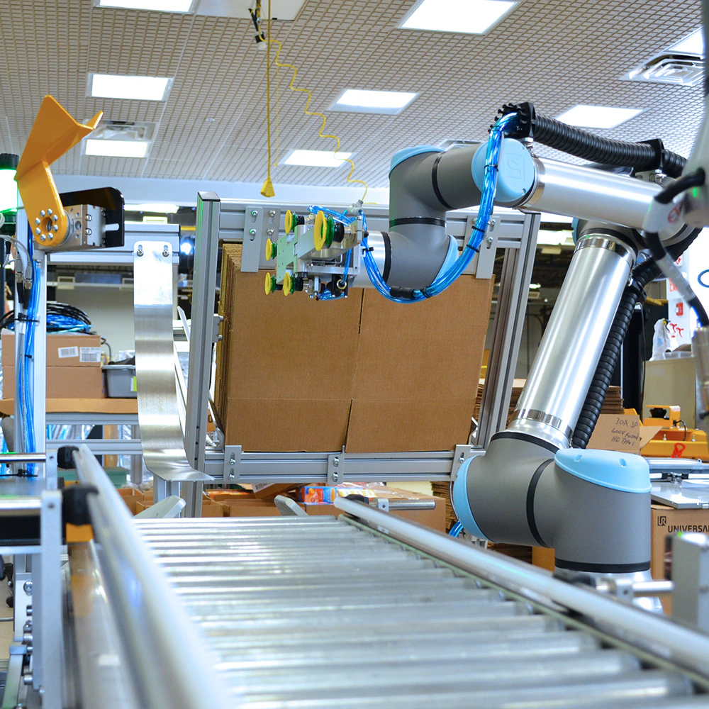 Robot colaborativo (cobot) integrado en línea de producción industrial